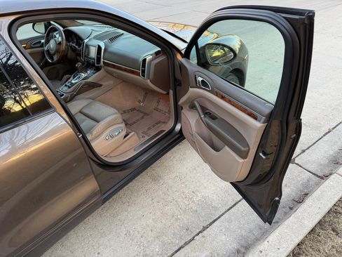 Used 2011 Porsche Cayenne S image 32
