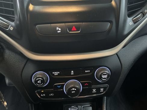 Used 2018 Jeep Cherokee Latitude w/ Safety Group AWD/4WD image 17