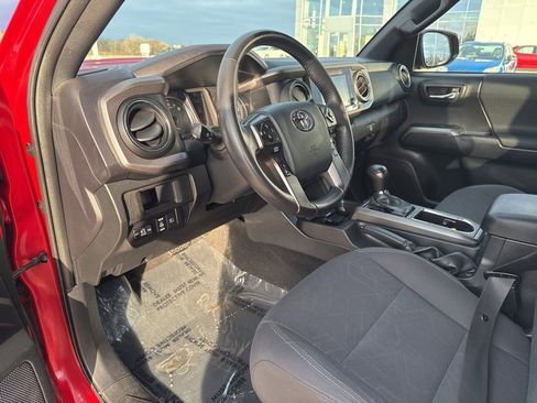 Used 2018 Toyota Tacoma TRD Sport image 8