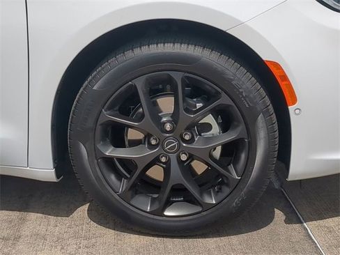 New 2026 Chrysler Pacifica Limited w/ S Appearance Package image 11