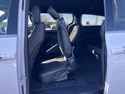 New 2026 Chrysler Pacifica Select image 37