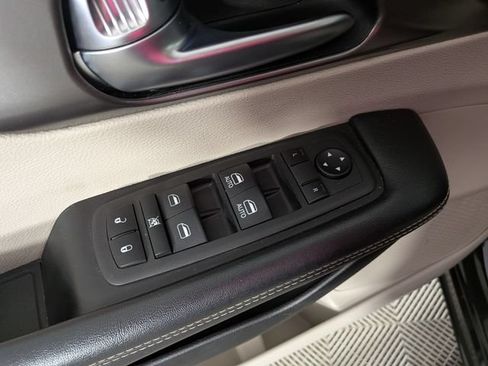 Used 2023 Chrysler Pacifica Touring-L FWD image 13
