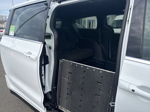 Used 2024 Chrysler Pacifica Touring FWD image 11