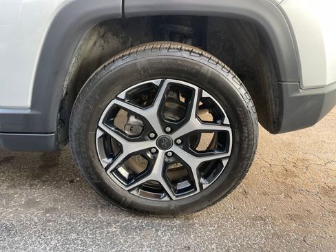 Used 2025 Jeep Compass Limited image 31