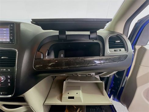 Used 2019 Dodge Grand Caravan SE w/ UConnect Hands-Free Group image 30