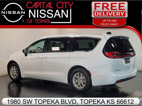 Used 2024 Chrysler Pacifica Touring-L image 29