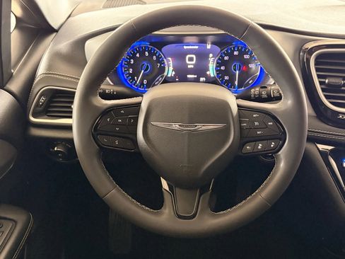 Used 2023 Chrysler Pacifica Touring image 24