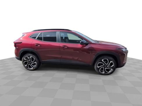 Certified 2025 Chevrolet Trax RS w/ Sunroof Package image 9