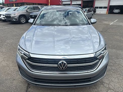 Used 2024 Volkswagen Jetta SE FWD image 2