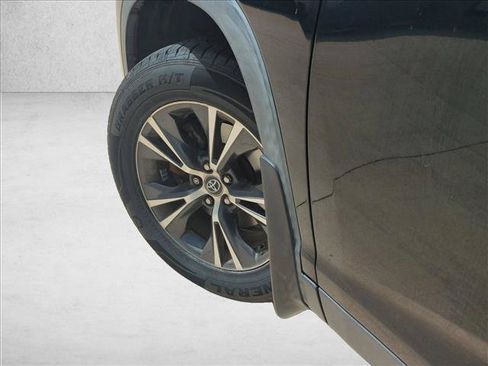 Used 2019 Toyota Highlander LE AWD/4WD image 11