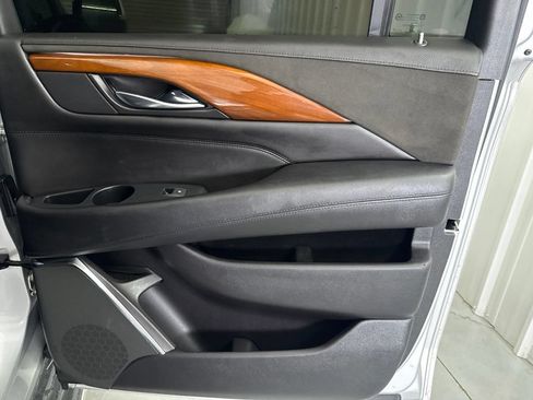 Used 2018 Cadillac Escalade ESV Luxury RWD image 16