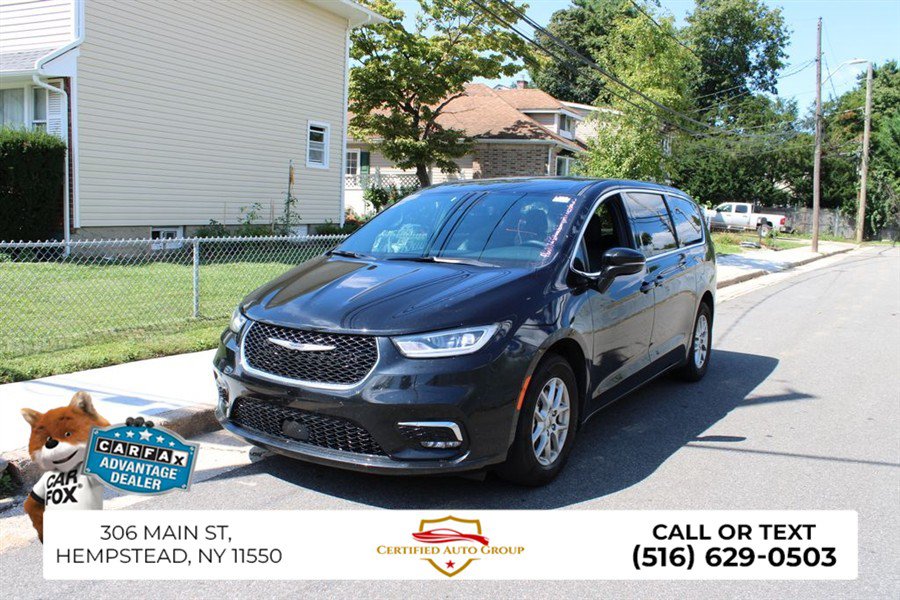 Used 2025 Chrysler Pacifica Select FWD image 2