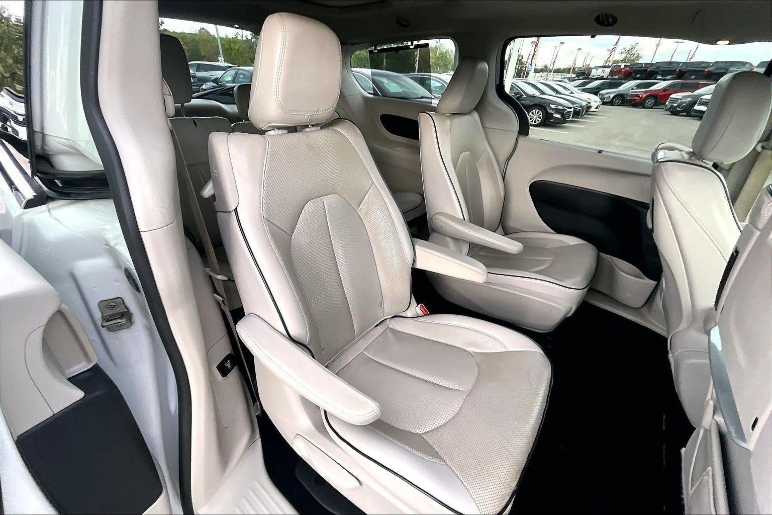 Used 2021 Chrysler Pacifica Limited w/ Uconnect Theater Family Group FWD image 21