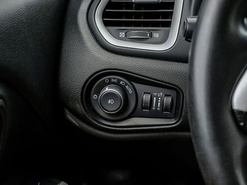 Used 2018 Jeep Renegade Latitude FWD image 28