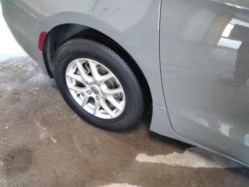 Used 2025 Chrysler Pacifica Select image 18