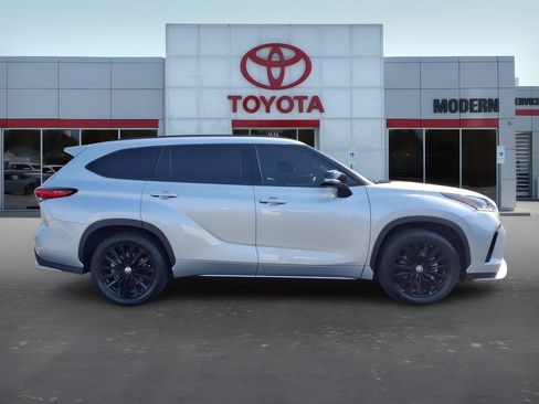 Used 2023 Toyota Highlander XSE FWD image 6