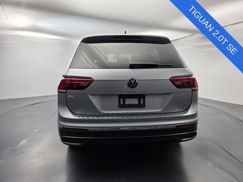 Used 2023 Volkswagen Tiguan SE w/ Panoramic Sunroof Package FWD image 5