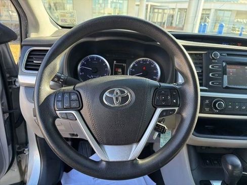 Used 2019 Toyota Highlander LE image 26