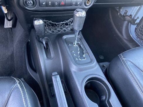 Used 2014 Jeep Wrangler Unlimited Rubicon w/ Connectivity Group AWD/4WD image 33