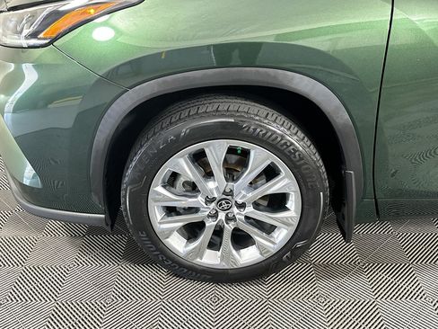 Used 2024 Toyota Highlander Limited FWD image 11