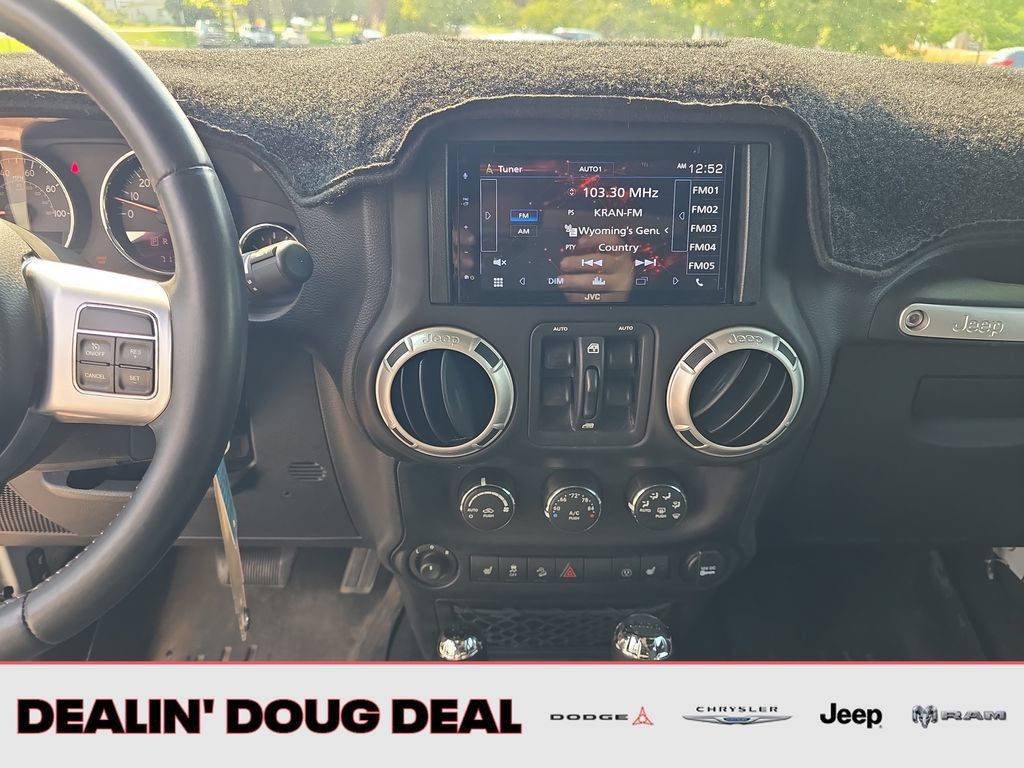 Used 2015 Jeep Wrangler Unlimited Rubicon AWD/4WD image 18