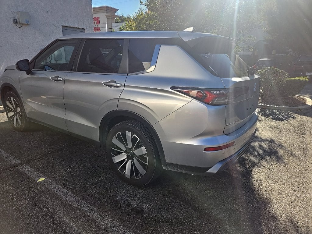 Used 2025 Mitsubishi Outlander SE AWD/4WD image 16