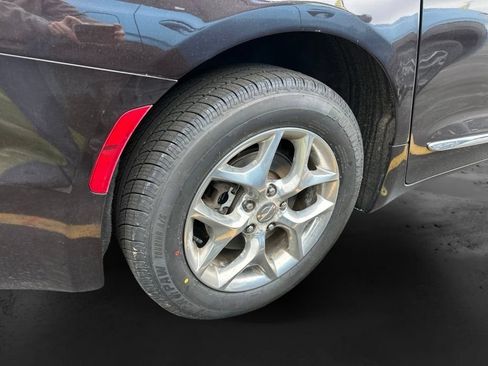 Used 2017 Chrysler Pacifica Limited w/ UConnect Theater Package FWD image 9