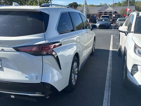 Used 2021 Toyota Sienna Platinum image 3