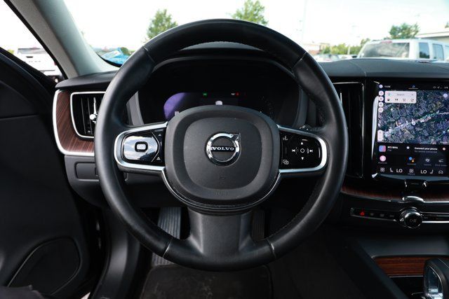 Used 2023 Volvo XC60 B5 Plus FWD image 11