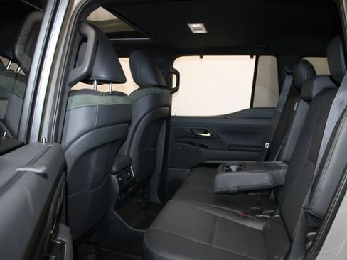 Used 2025 Lexus GX 550 AWD/4WD image 9