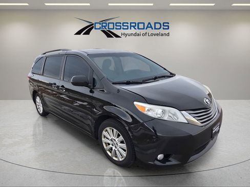 Used 2014 Toyota Sienna XLE image 7