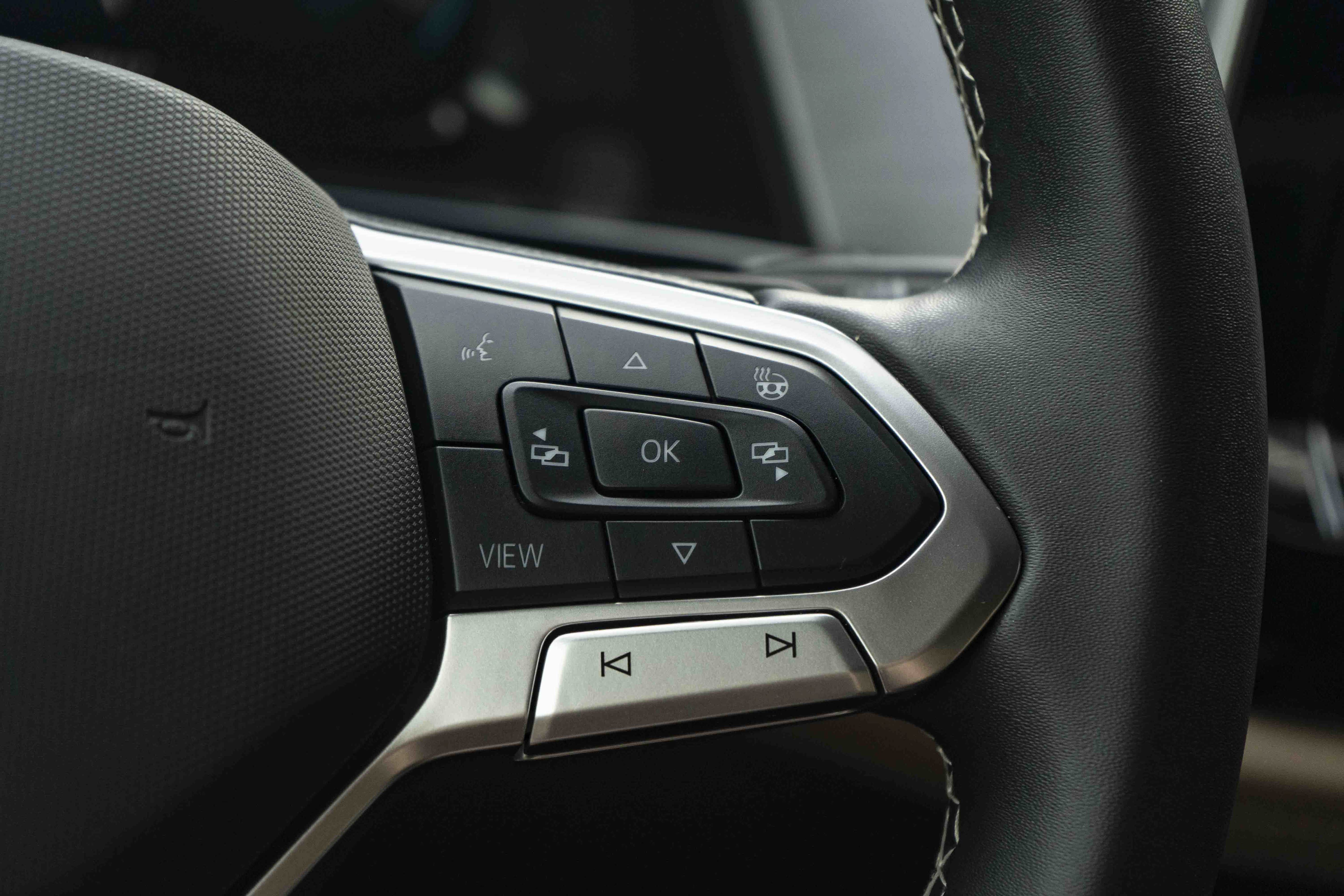Certified 2024 Volkswagen Atlas Cross Sport SE FWD image 18