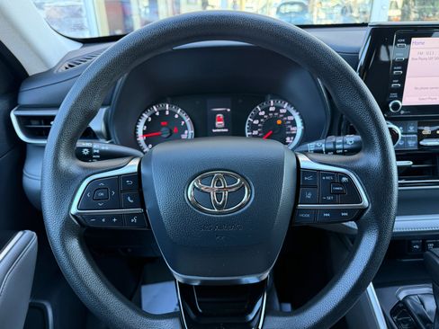 Used 2021 Toyota Highlander L image 23