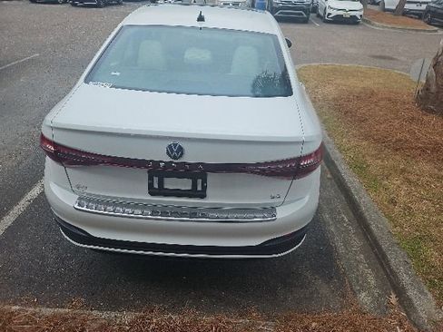 Used 2025 Volkswagen Jetta SE FWD image 5