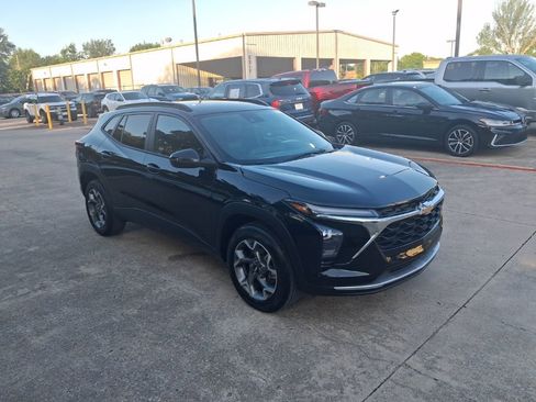 Used 2025 Chevrolet Trax LT w/ LT Convenience Package FWD image 6