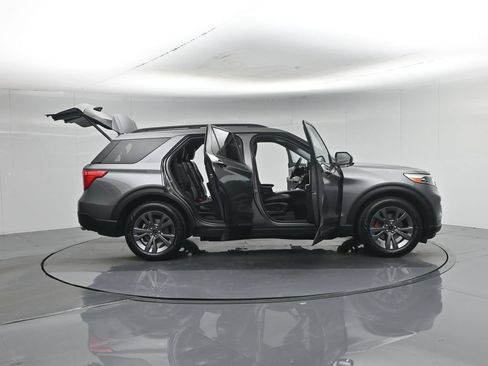 Certified 2023 Ford Explorer XLT w/ Equipment Group 202A RWD image 5