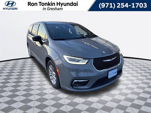 Used 2025 Chrysler Pacifica Select image 1