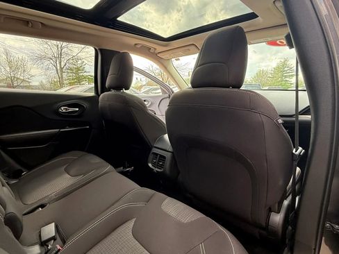 Used 2016 Jeep Cherokee Latitude w/ Comfort/Convenience Group image 11