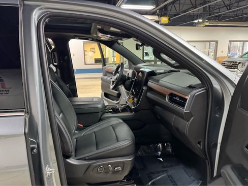 Certified 2025 GMC Yukon XL Denali w/ Denali Reserve Package image 12