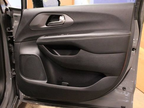Used 2025 Chrysler Pacifica Select FWD image 9