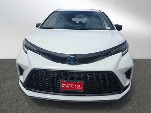 Used 2025 Toyota Sienna XSE w/ XSE Plus Package AWD/4WD image 8