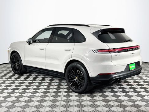 Used 2024 Porsche Cayenne w/ Premium Package AWD/4WD image 6