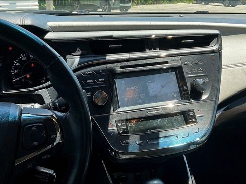 Used 2018 Toyota Avalon Limited FWD image 6