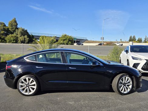 Used 2019 Tesla Model 3 Standard Range Plus image 3