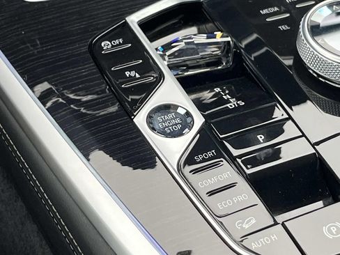 Used 2025 BMW X7 M60i w/ Executive Package image 39