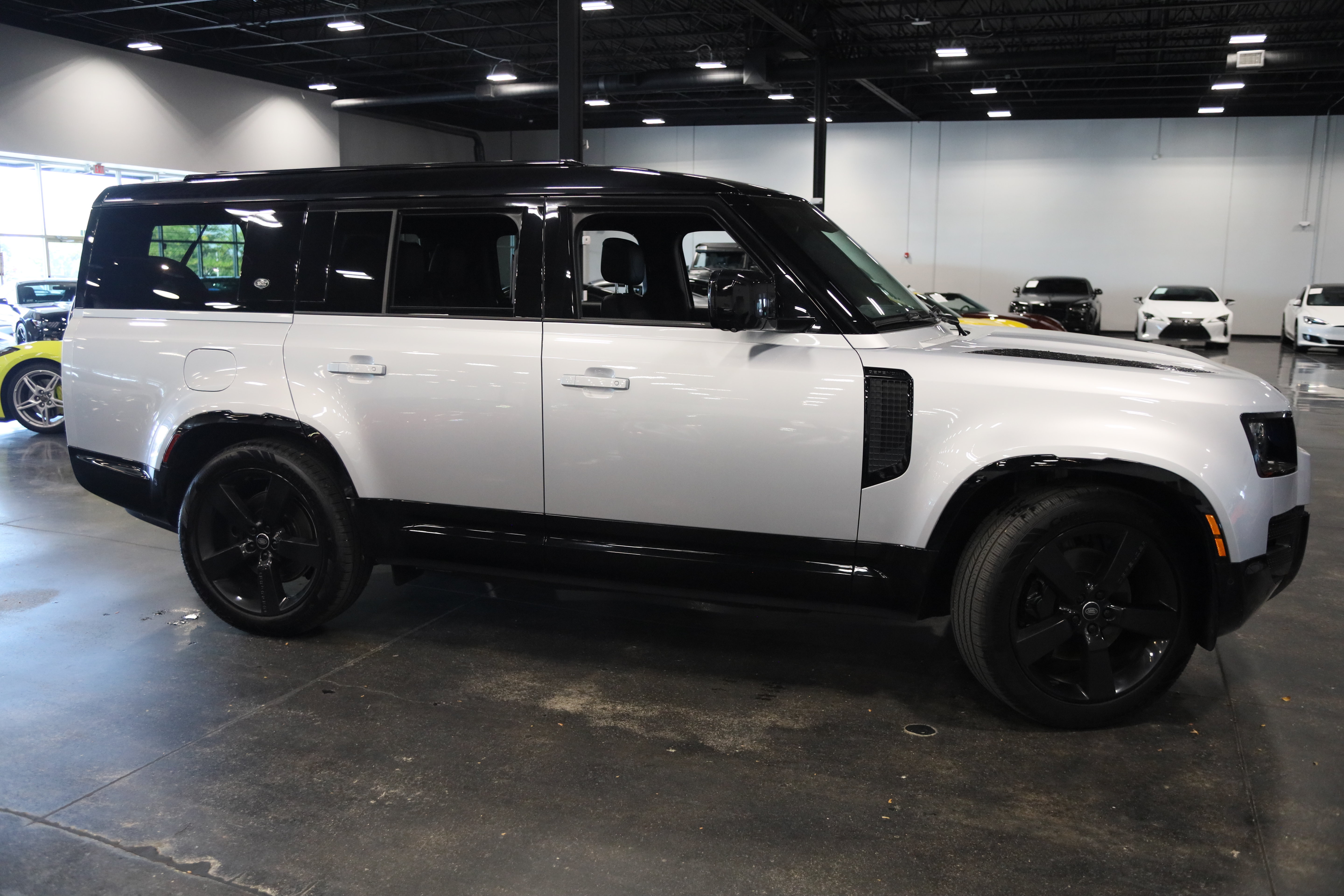 Used 2024 Land Rover Defender 130 X-Dynamic SE AWD/4WD image 8