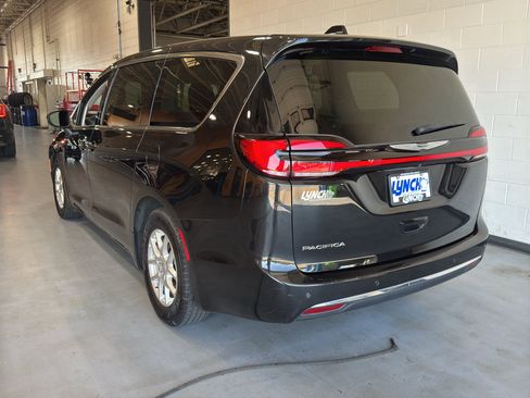 Used 2023 Chrysler Pacifica Touring-L image 3