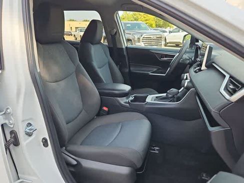 Used 2025 Toyota RAV4 XLE FWD image 18