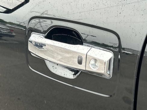 Used 2021 Nissan Titan SV w/ SV Convenience Package AWD/4WD image 17