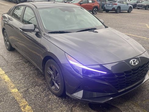 Used 2022 Hyundai Elantra SEL w/ Preferred Accessory Package image 2